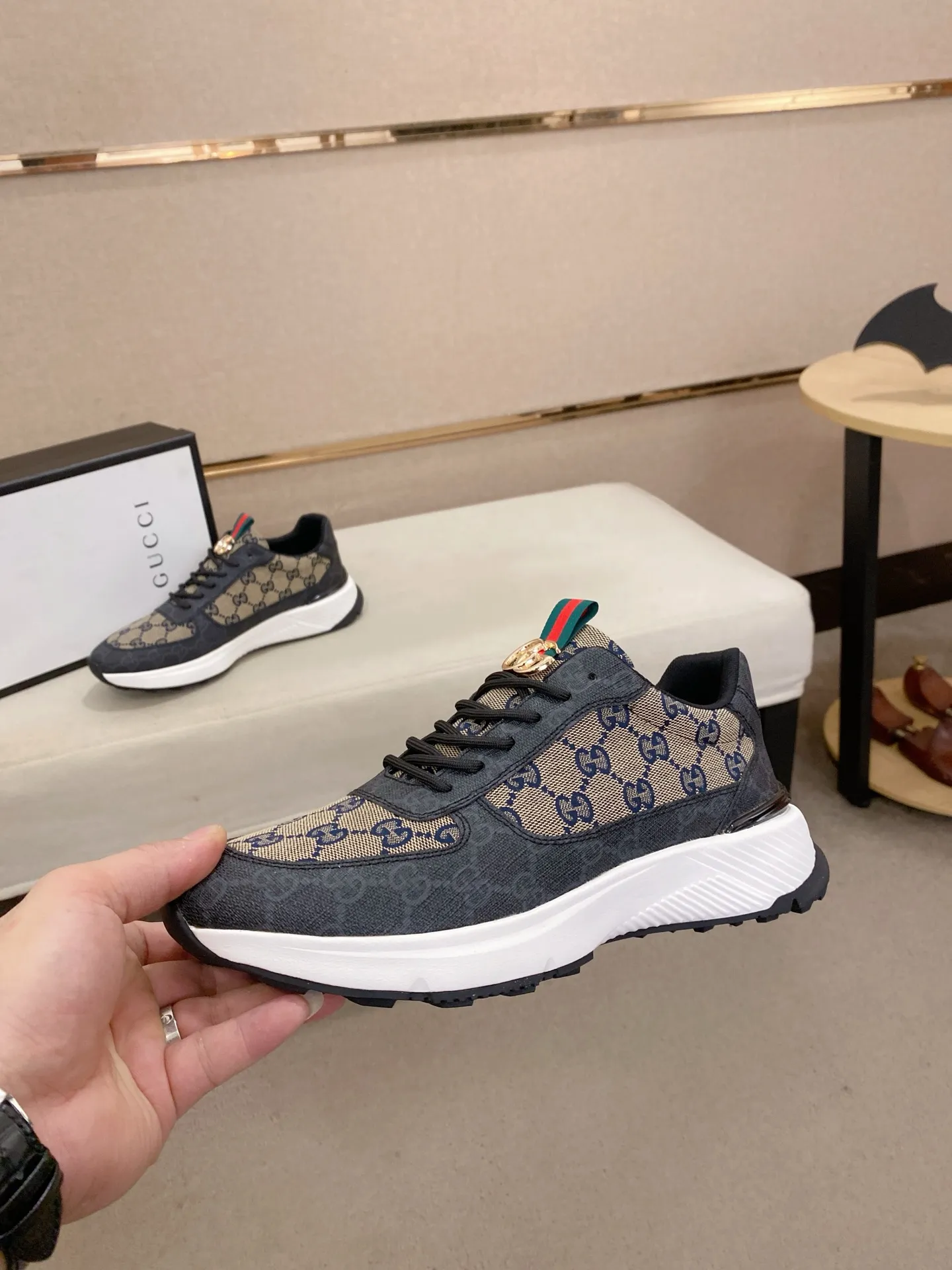 Men's shoes 💰 462💰The new GUCCI (Gucci) counters are launched simultaneously. The new men's shoes, 😘fabrics are selected from imported cowhide, and the lining is sheepskin lining. 👍🏿 High-end ☄️ air-cushion molded anti-slip rubber outsole, exquisite lines, simple and elegant, comfortable and high-end for leisure travel. Code number: 38 to 44 (45 can be customized and cannot be returned or exchanged)
